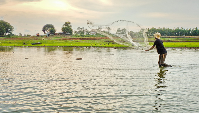 Dân chài quăng lưới đánh bắt cá trên hồ. Hồ Ea Kao còn là nơi cung cấp các mặt hàng thủy sản nước ngọt phong phú cho TP Buôn Ma Thuột 